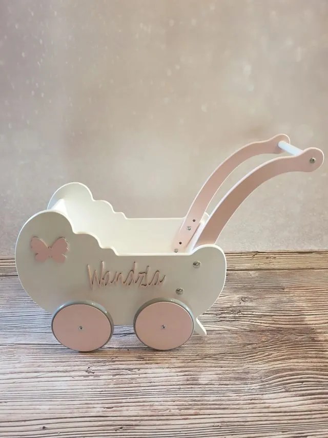 Drevený kočík pre bábiky s dekoráciou biela + ružová