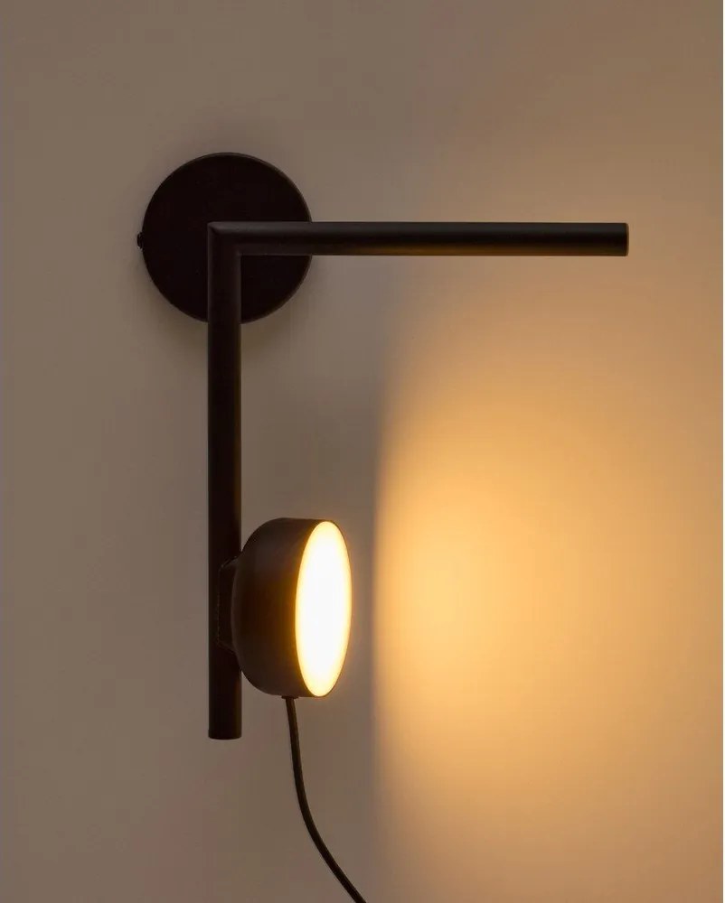 Čierne kovové LED nástenné svietidlo so stmievačom do zásuvky Orey – Kave Home