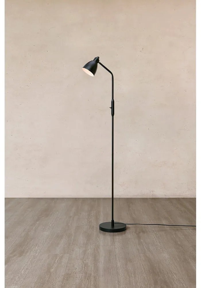 Matne čierna stojacia lampa s kovovým tienidlom (výška 143 cm) Story – Markslöjd
