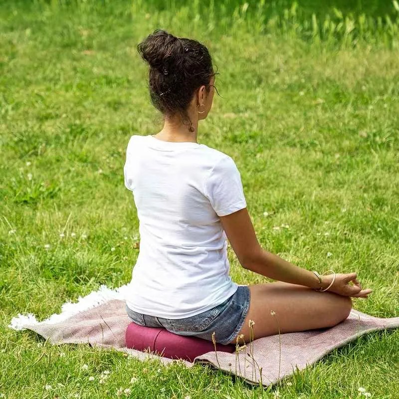 Bodhi Yoga cestovný meditačný vankúš YOGI MOON Mini ECO plnený pohánkou 33 x 13 x 17 cm Farba: Antracitová
