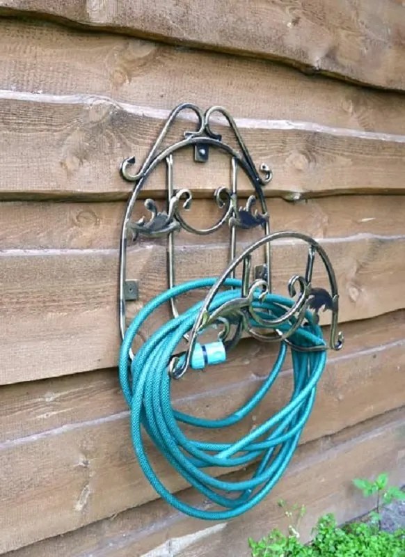 Kovový nástenný držiak na záhradnú hadicu Arnaut, 48x35 cm, zlatá