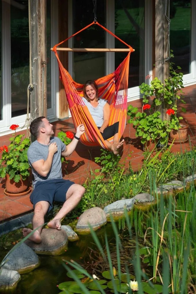 La Siesta DOMINGO COMFORT CARIBIC - závesné hojdacie kreslo komfortné, ale zároveň priestorovo nenáročné, látka: 100% polypropylén / tyč: bambus / otočný čap: nerezová oceľ