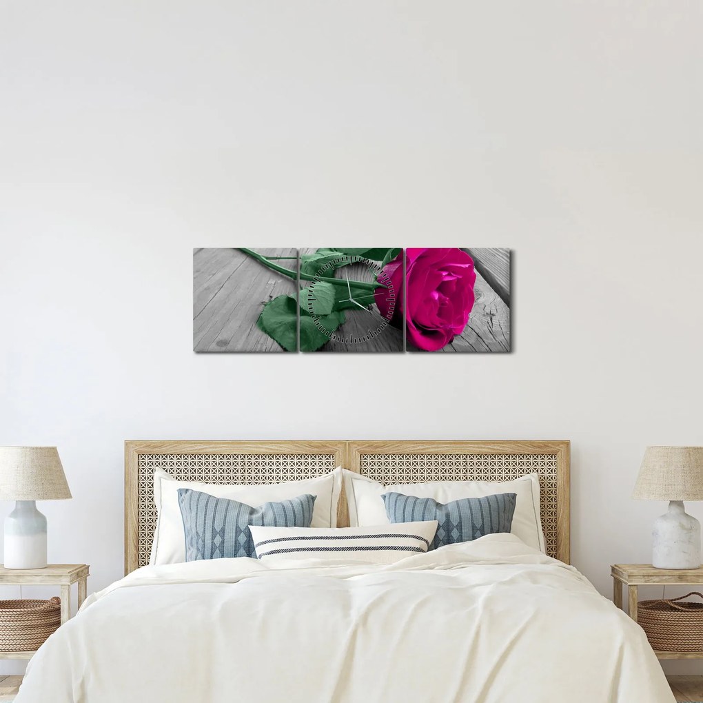 Obraz - Ružová ruža so zelenou stonkou (s hodinami) (90x30 cm)