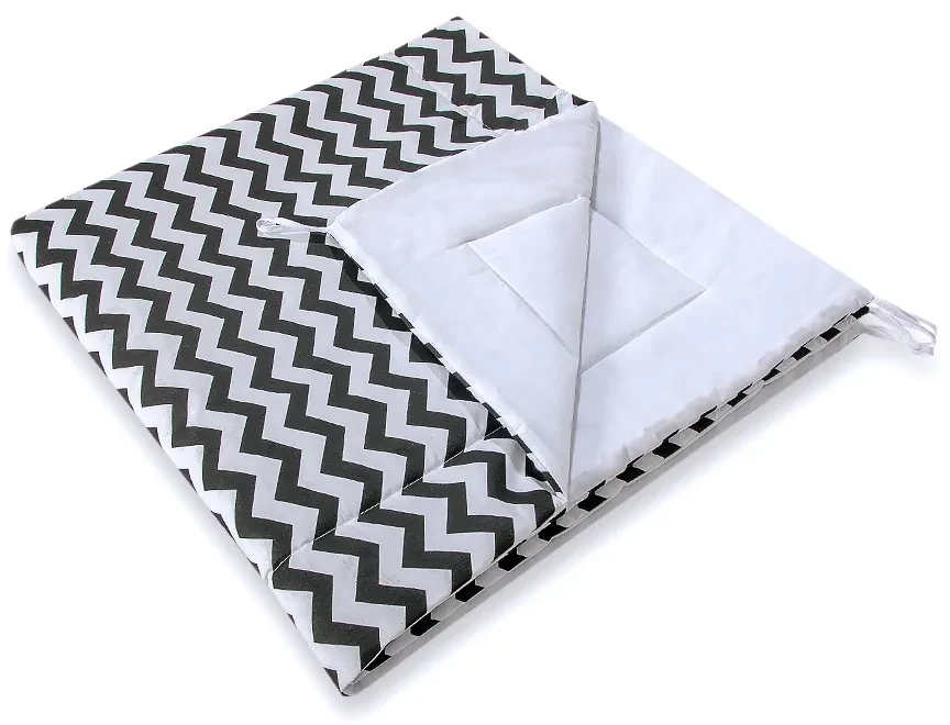 Bobono Stan Teepee pre deti + podložka na hranie + ozdobné perie - Chevron čierna