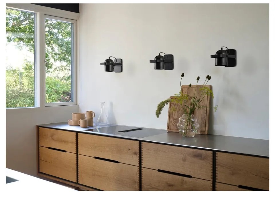 Čierne nástenné svietidlo Nesvik – Villa Collection