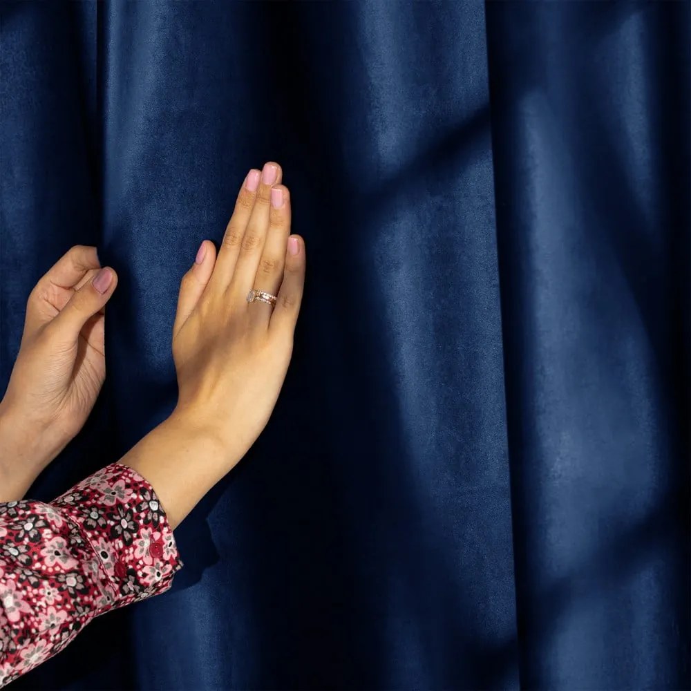 Tmavomodrý zamatový dimout záves 140x245 cm Eyelets – Restilo