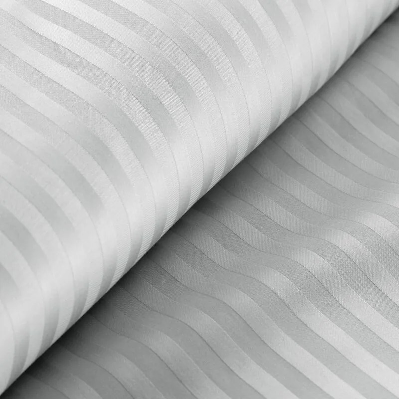 Dekorstudio Saténové posteľné obliečky VERA s jemnými prúžkami v striebornej farbe Rozmer posteľných obliečok: Šírka x Dĺžka: 140x200cm + 1ks 70x80 cm