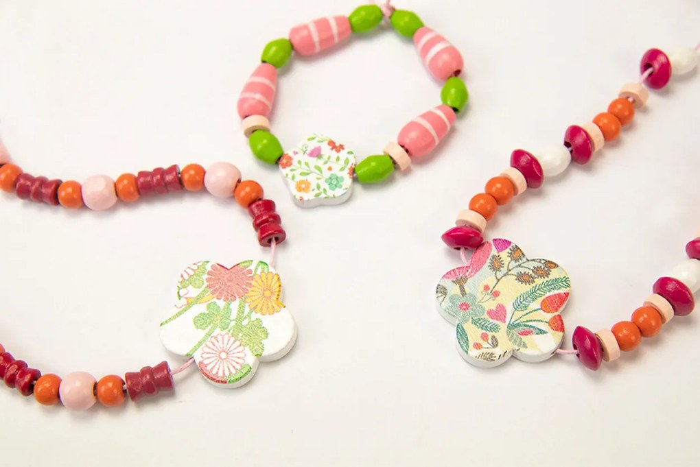 Drevené koráliky v škatuľke s priehradkami