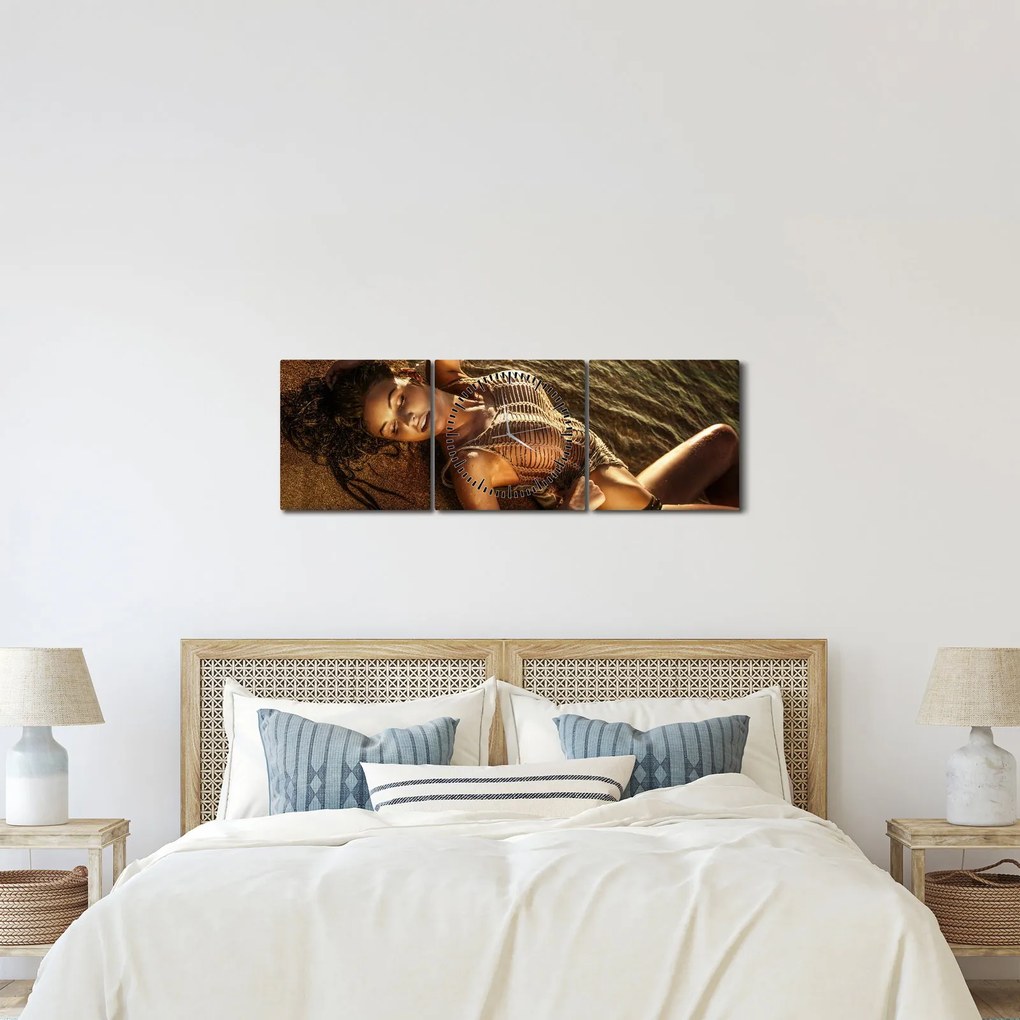 Obraz ženy ležiacej na pláži (s hodinami) (90x30 cm)