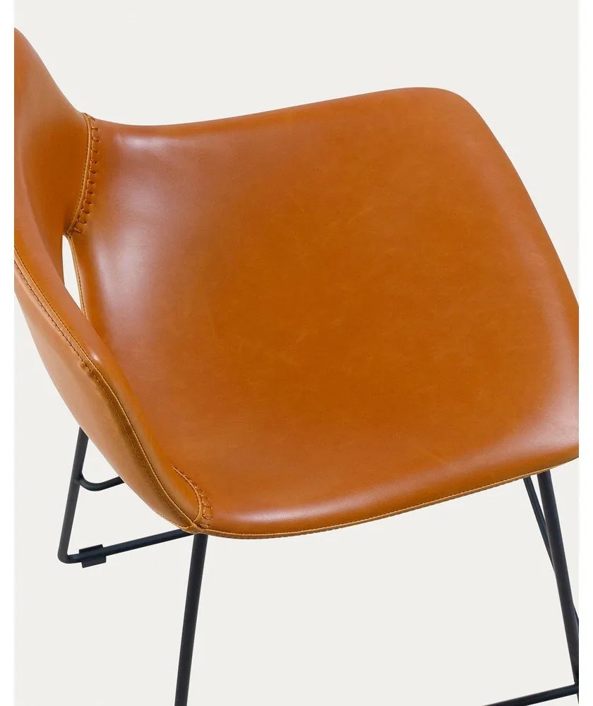 Koňakovohnedá barová stolička z imitácie kože (výška sedadla 65 cm) Zahara – Kave Home