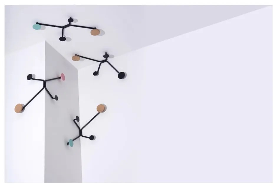 Čierny nástenný vešiak s mentolovozeleným detailom Gazzda Hook