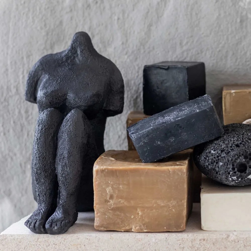 Soška z polyresínu (výška 14 cm) Sitting Woman – Mette Ditmer Denmark