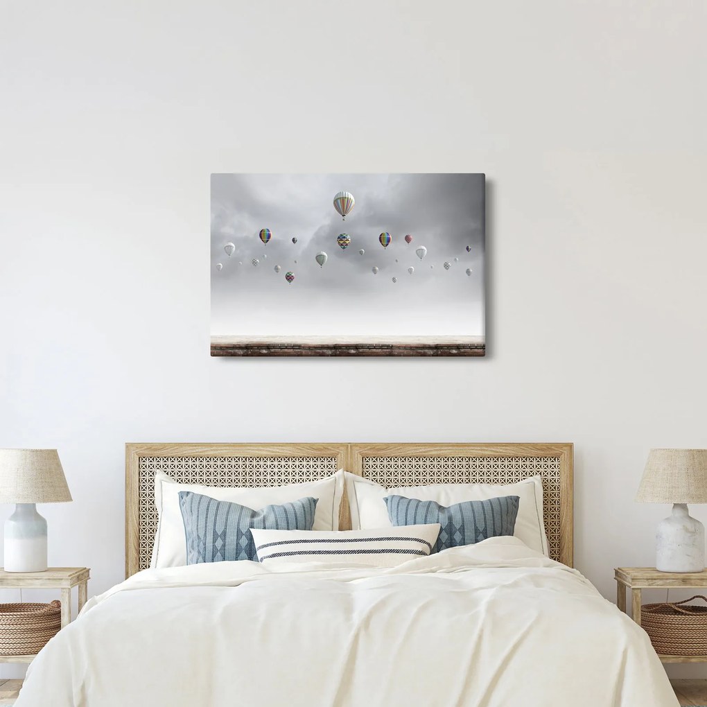 Obraz - Balóny nad tehlovou stenou (90x60 cm)