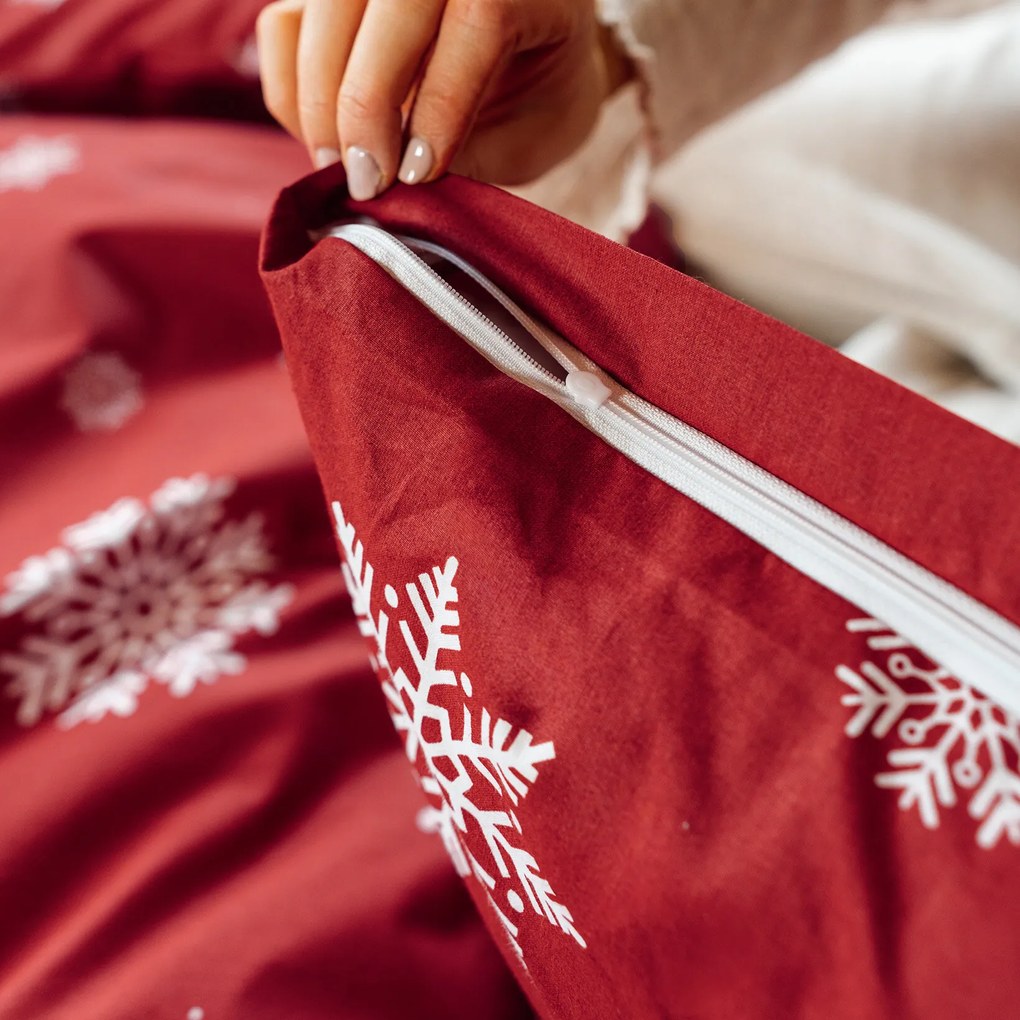 Goldea bavlnené posteľné obliečky - snehové vločky na červenej 150 x 200 a 50 x 60 cm