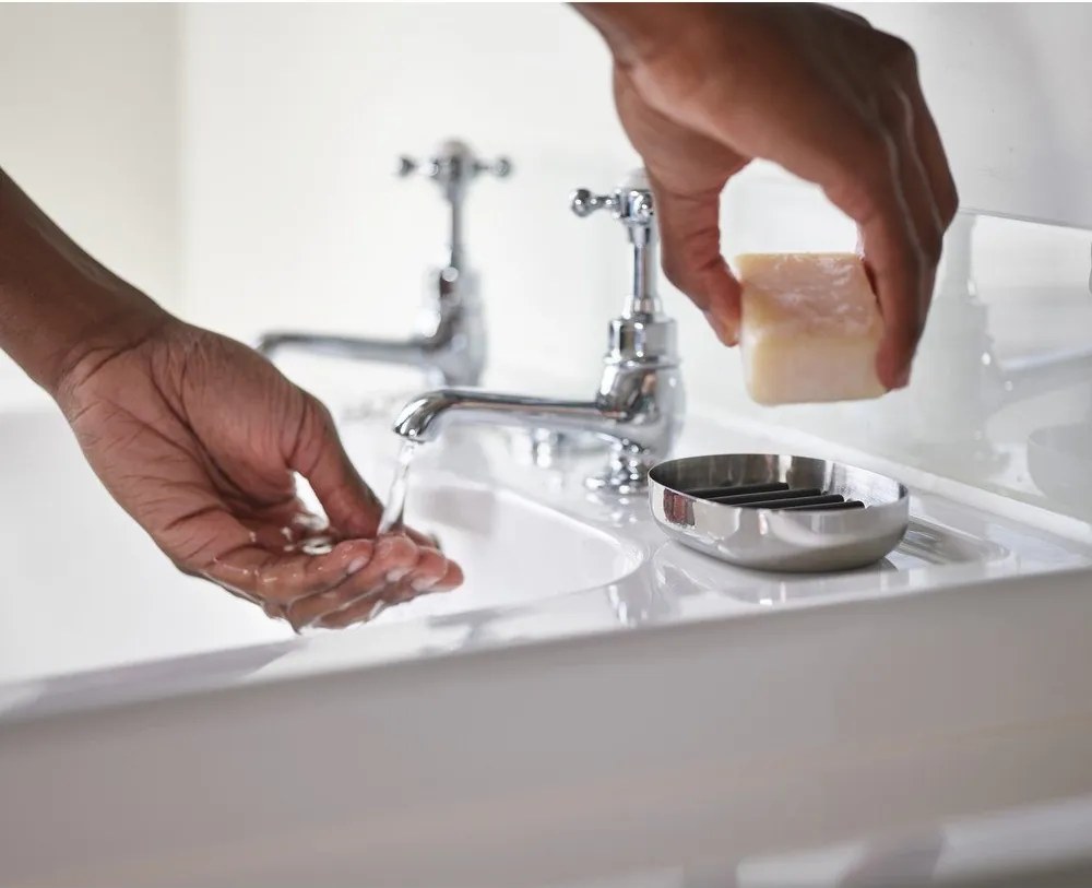 Nádobka na mydlo z nehrdzavejúcej ocele v lesklej striebornej farbe EasyStore Luxe – Joseph Joseph