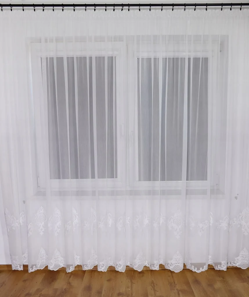 Dekorstudio Biela krajková záclona SELENE - vlastný rozmer Uchytenie závesu: Dekoračné krúžky strieborné - kovové, Šírka záclony: 250cm
