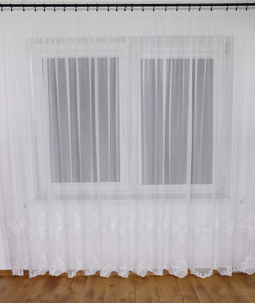 Dekorstudio Biela krajková záclona SELENE - vlastný rozmer Uchytenie závesu: Dekoračné krúžky strieborné, Šírka záclony: 300cm