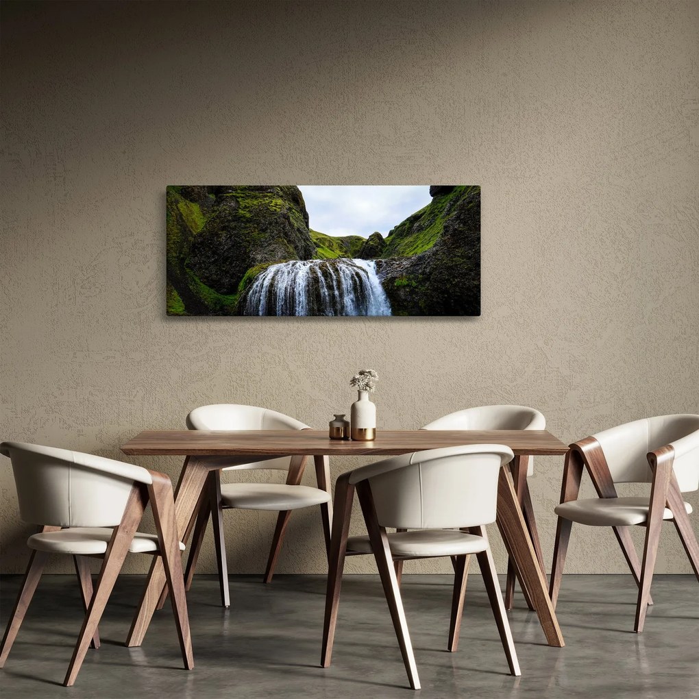 Obraz útesu s vodopádom (120x50 cm)