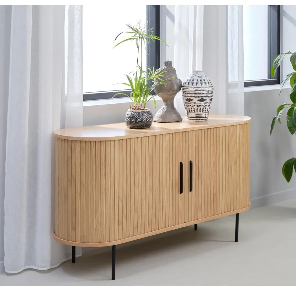 Nízka komoda v dekore duba s posuvnými dverami v prírodnej farbe 140x76 cm Nola – Unique Furniture