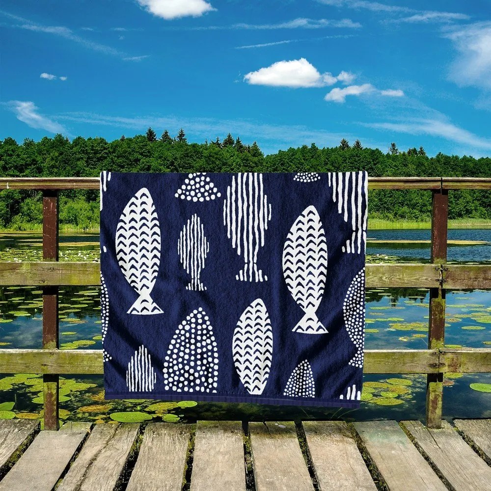 Tmavomodrá plážová osuška 90x180 cm Fish - DecoKing