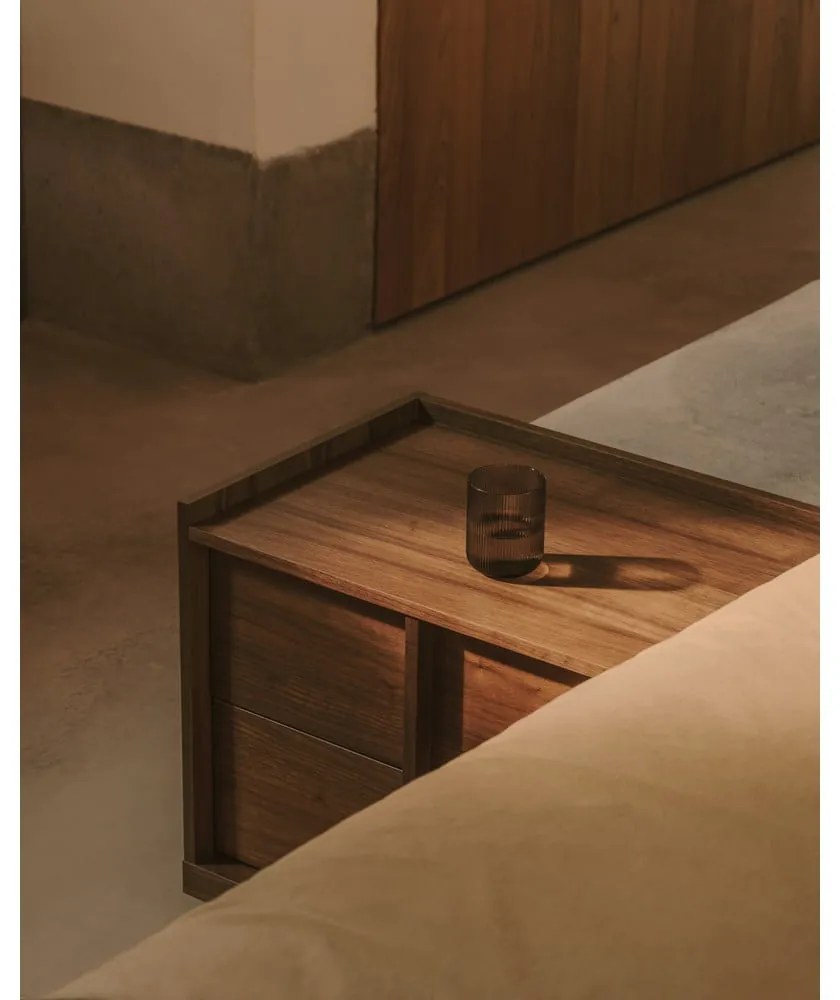 Tmavohnedý nočný stolík v dekore orecha Onix – Kave Home