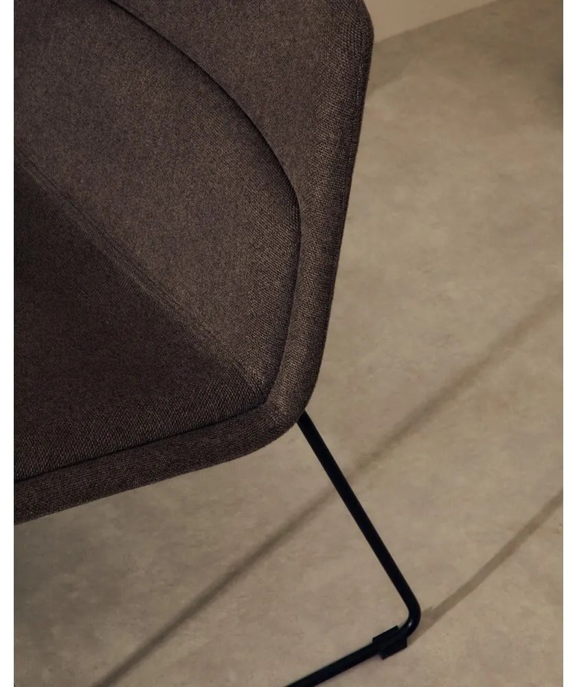 Hnedé kreslo Zahara – Kave Home