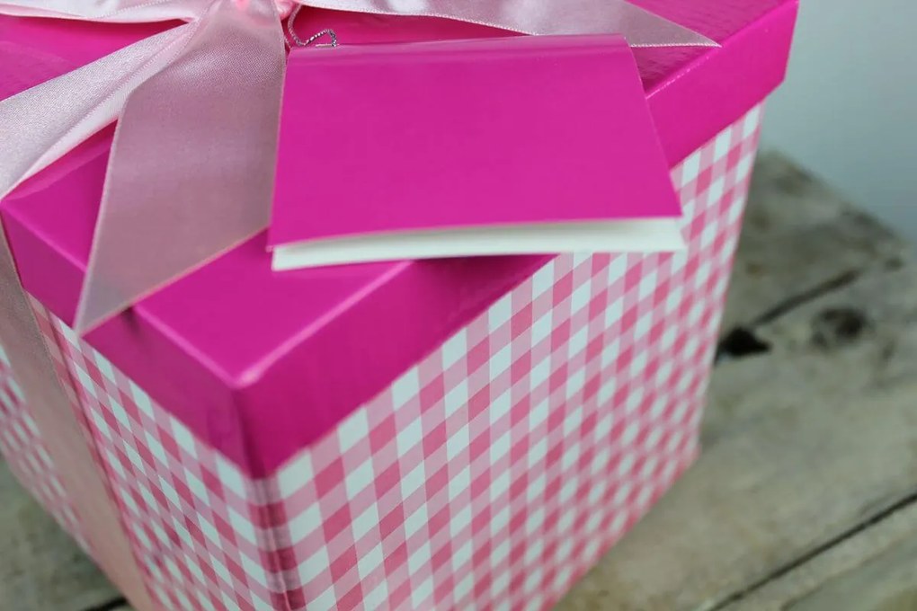 Ružová kockovaná darčeková krabica 10cm