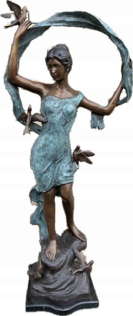 Žena s vtáčikmi – bronzová postava 160 cm