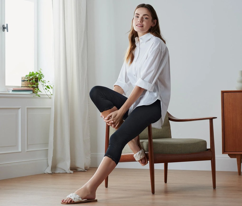 Trojštvrťové legínsy s čipkovým lemom, čierne