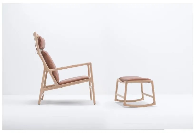 Kreslo s konštrukciou z masívneho dubového dreva a koňakovohnedým sedadlom z byvolej kože Gazzda Dedo