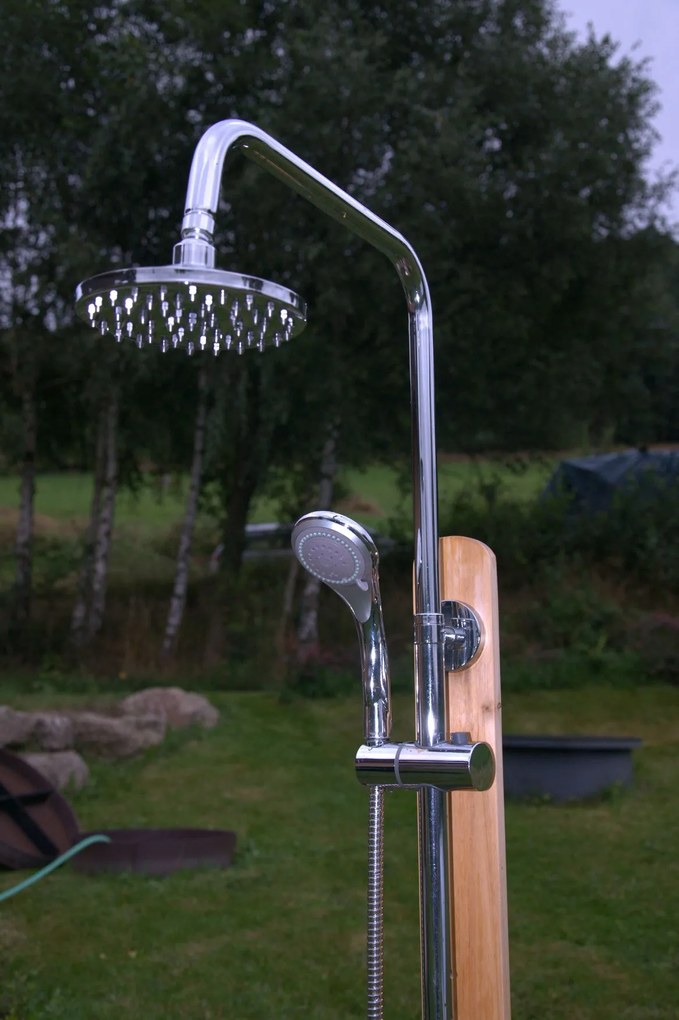 Drevená záhradná sprcha