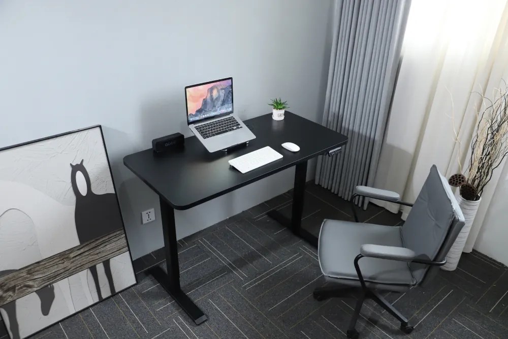 Výškovo nastaviteľný elektrický stôl BestBerg BBAT-14BB / rozmer 140x70 cm / výška 70-114 cm / čierny