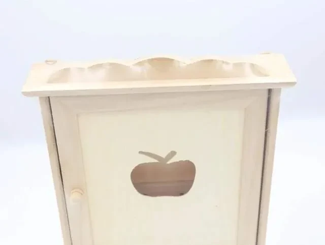 Drevená skrinka na kľúče s výrezom Jablko
