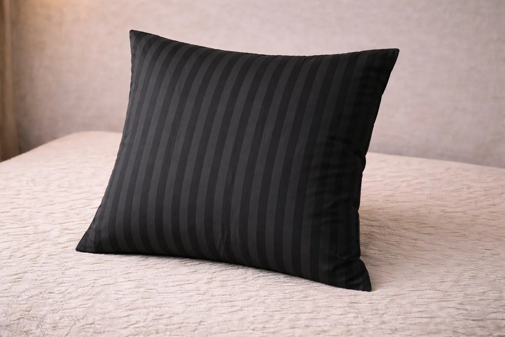 INTERMEDIC SK Obliečka na vankúš damašek čierna 40x40 – hotelový prúžok