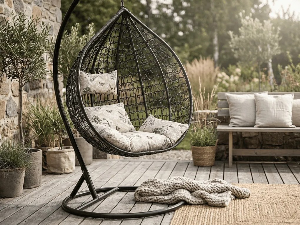 Čierne závesné kreslo KOKON so stojanom, béžový vankúš