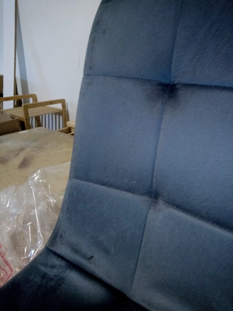 AKCIA Tmavosivá zamatová stolička KARA s čiernymi nohami II. akosť