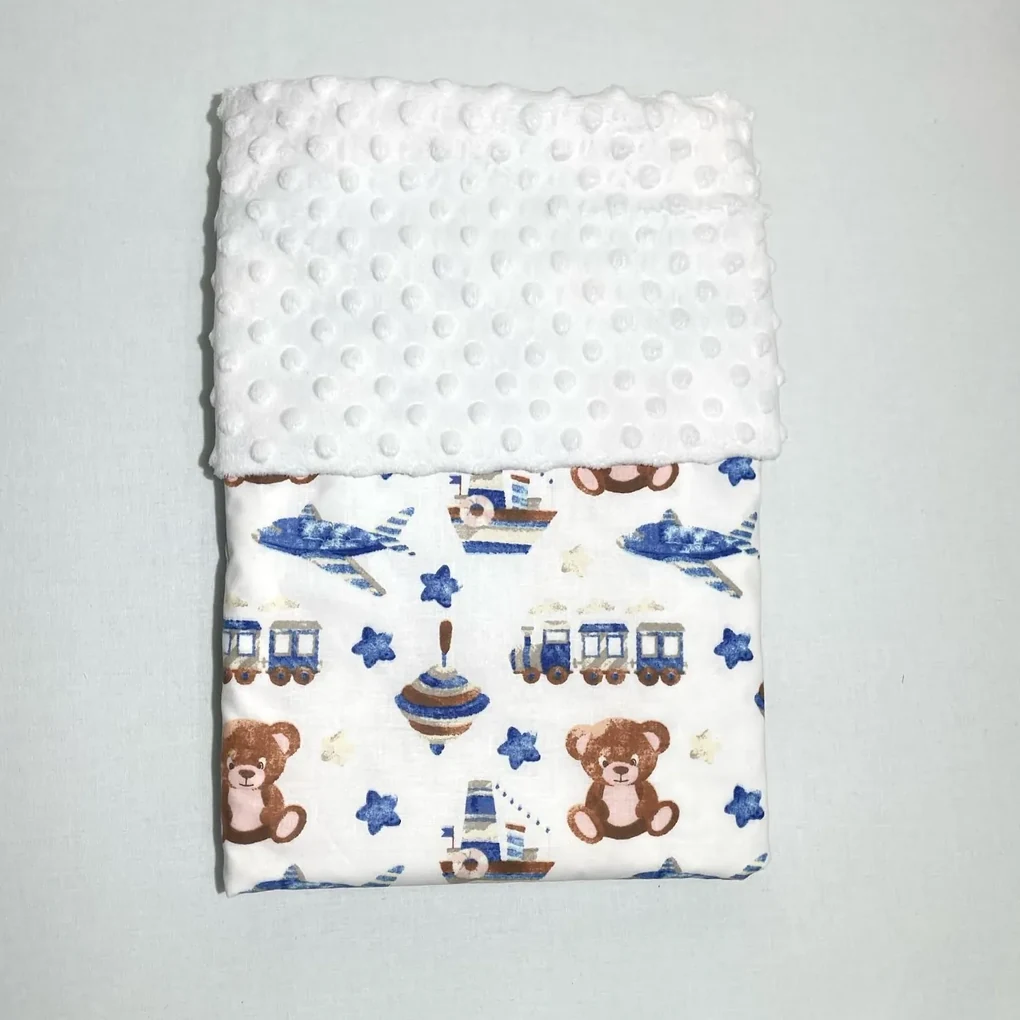 Deka Macko s vláčikom/minky biela 100x75 cm – detská obojstranná deka s veselým motívom