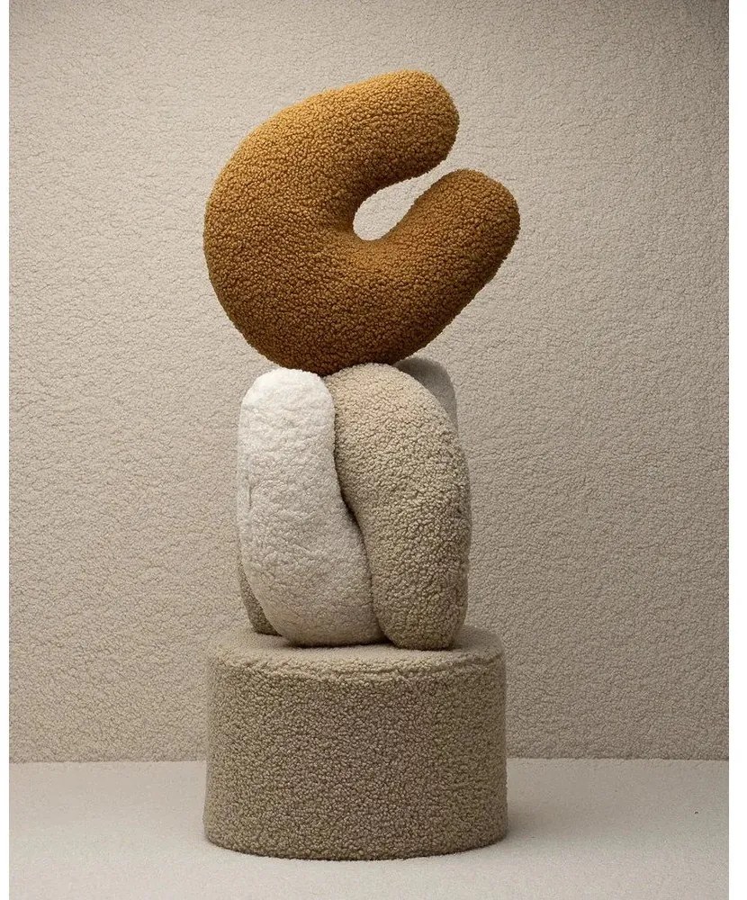 Hnedý detský pohovkový vankúš z textílie buklé U – Wigiwama