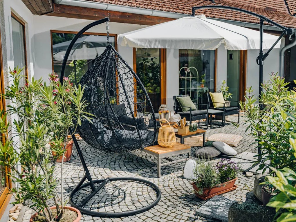 Čierne závesné kreslo KOKON so stojanom