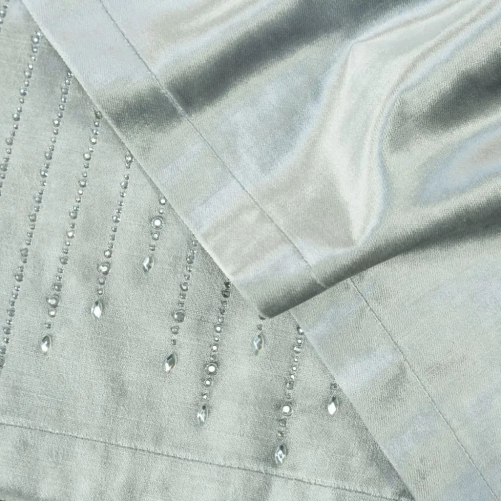 Luxusný zamatový stredový obrus v striebornej farbe s detailom kamienkov 35x140