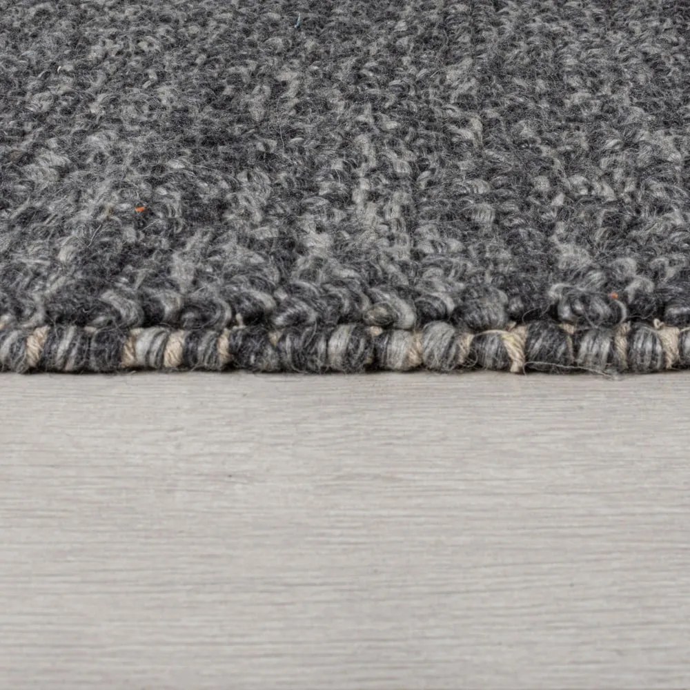 Tmavosivý ručne tkaný behúň s prímesou vlny 60x230 cm Minerals – Flair Rugs