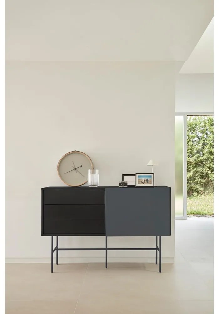 Čierna/antracitová nízka komoda s posuvnými dverami 140x91 cm Nube – Teulat