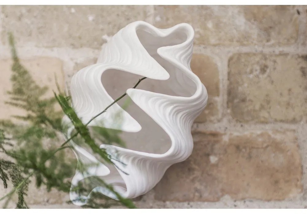 Biela váza z polyresínu (výška 22 cm) Shell – Mette Ditmer Denmark