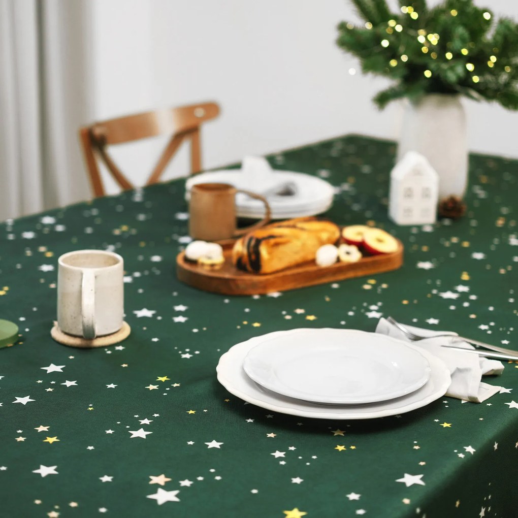 Goldea vianočný hranatý teflónový obrus - hviezdičky na zelenej 120 x 120 cm