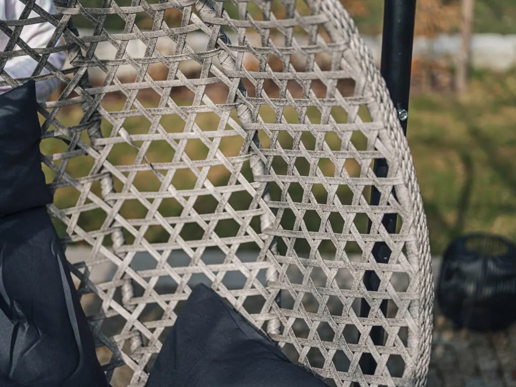 Svetlosivé závesné kreslo TROPIKAL s čiernym stojanom