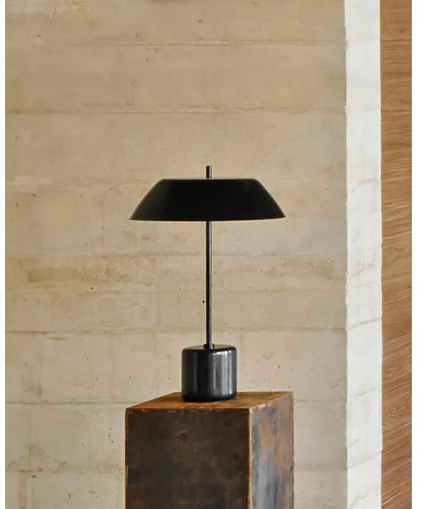Čierna mramorová stolová lampa s kovovým tienidlom (výška 58 cm) Sayra – Kave Home