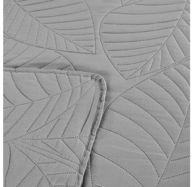 Svetlý sivý prehoz na posteľ so vzorom LEAVES Rozmer: 170 x 210 cm