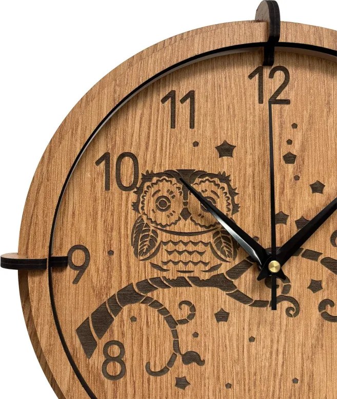 Drevené nástenné hodiny Sova na vetve – dubový dekor, tichý chod | SENTOP HDF0573-OAK