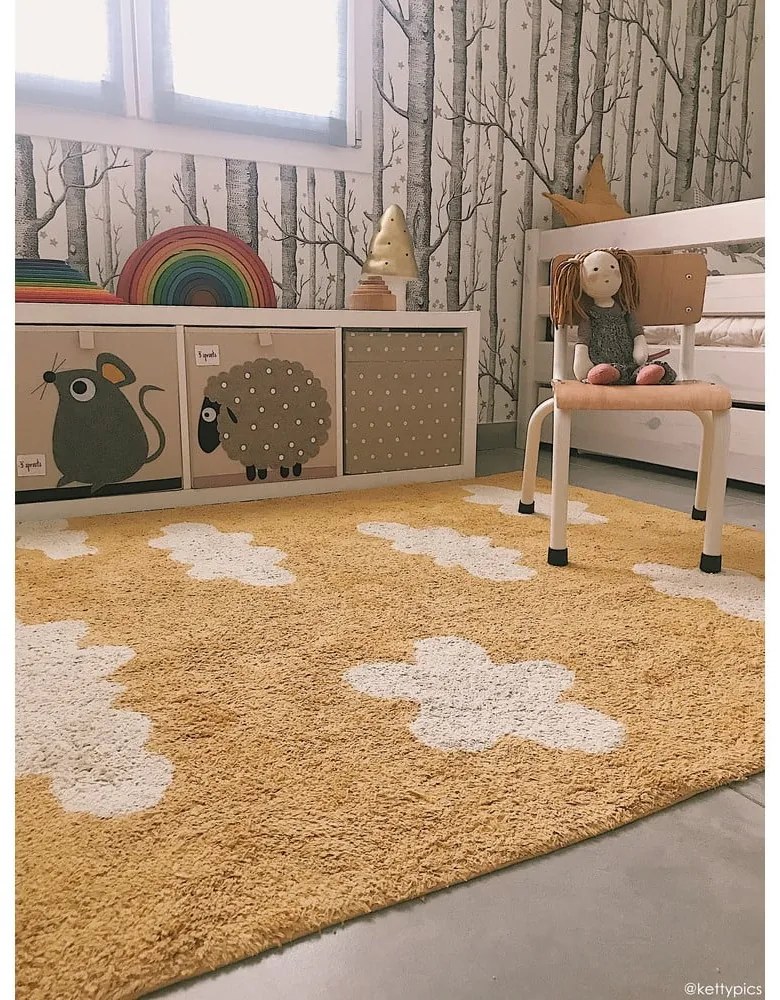 Prateľný ručne tkaný bavlnený detský koberec v horčicovej farbe 120x160 cm Clouds Mustard – Lorena Canals