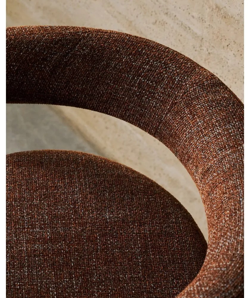 Hnedé jedálenské kreslo s podrúčkami z jaseňového dreva Granite – Kave Home